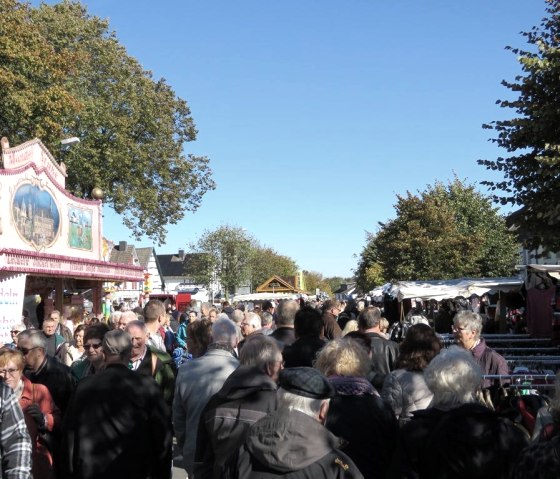 Besucher Simmerather Markt, © Rursee-Touristik GmbH Besucher Simmerather Markt, © Rursee-Touristik GmbH