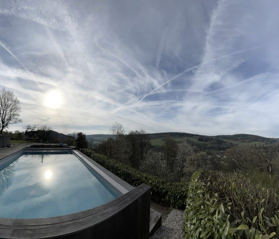 Infinitypool Panorama, © Nordeifel Tourismus GmbH & Burghaus und Villa Kronenburg Infinitypool Panorama, © Nordeifel Tourismus GmbH & Burghaus und Villa Kronenburg