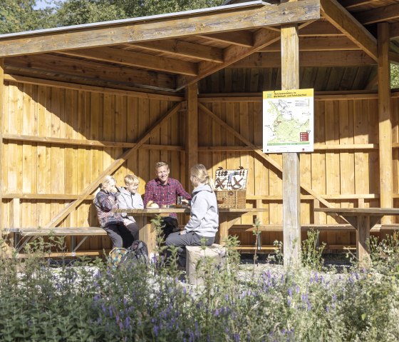 Picknick in der Raststation Kölschkier, © Eifel Tourismus GmbH, Tobias Vollmer - finanziert durch REACT-EU Picknick in der Raststation Kölschkier, © Eifel Tourismus GmbH, Tobias Vollmer - finanziert durch REACT-EU