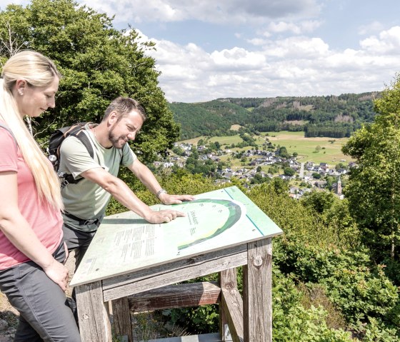 Info Tafel Eifel-Blick Schöne Aussicht bei Einruhr, © Eifel Tourismus GmbH, AR-shapefruit AG Info Tafel Eifel-Blick Schöne Aussicht bei Einruhr, © Eifel Tourismus GmbH, AR-shapefruit AG