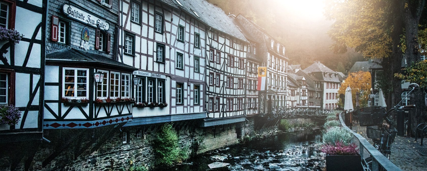 Fachwerkhäuser in Monschau an der Klosterroute, © Tourismus NRW e.V. Fachwerkhäuser in Monschau an der Klosterroute, © Tourismus NRW e.V.