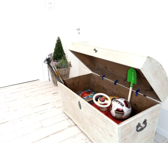 Spielekiste im Eingangsbereich, © Nordeifel Tourismus GmbH & Landhaus Bachglück Spielekiste im Eingangsbereich, © Nordeifel Tourismus GmbH & Landhaus Bachglück