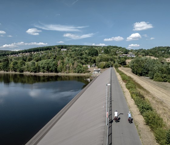 Der Kyll-Radweg führt am Kronenburger See vorbei, © Eifel Tourismus GmbH, Dennis Stratmann - finanziert durch REACT-EU Der Kyll-Radweg führt am Kronenburger See vorbei, © Eifel Tourismus GmbH, Dennis Stratmann - finanziert durch REACT-EU