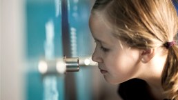 Kind an der Duftwand, © LVR-ZMBD. Schmitz Kind an der Duftwand, © LVR-ZMBD. Schmitz