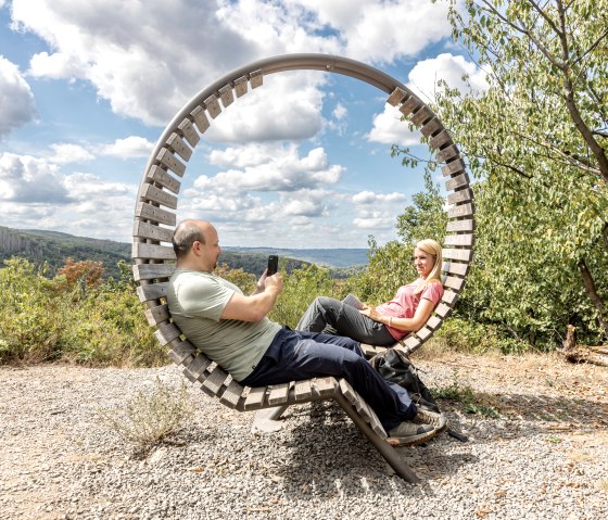 Nimm Platz im Eifel-Loop auf dem Meuchelberg, © Eifel Tourismus GmbH, AR-shapefruitAG Nimm Platz im Eifel-Loop auf dem Meuchelberg, © Eifel Tourismus GmbH, AR-shapefruitAG