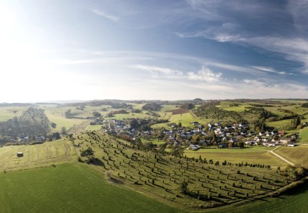 Blick auf den Kalvarienberg und Alendorf an Eifelsteig-Etappe 7, © Eifel Tourismus GmbH, D. Ketz Blick auf den Kalvarienberg und Alendorf an Eifelsteig-Etappe 7, © Eifel Tourismus GmbH, D. Ketz