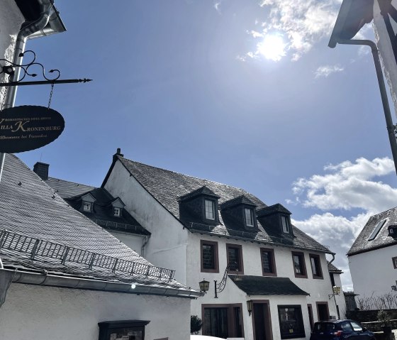 Zufahrt, © Nordeifel Tourismus GmbH & Burghaus und Villa Kronenburg Zufahrt, © Nordeifel Tourismus GmbH & Burghaus und Villa Kronenburg