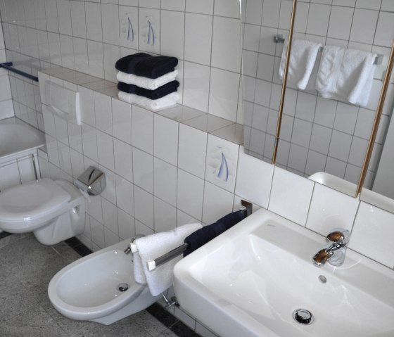 Badezimmer mit Badewanne und Bidet, © Ferienwohnung Buchenzauber Badezimmer mit Badewanne und Bidet, © Ferienwohnung Buchenzauber