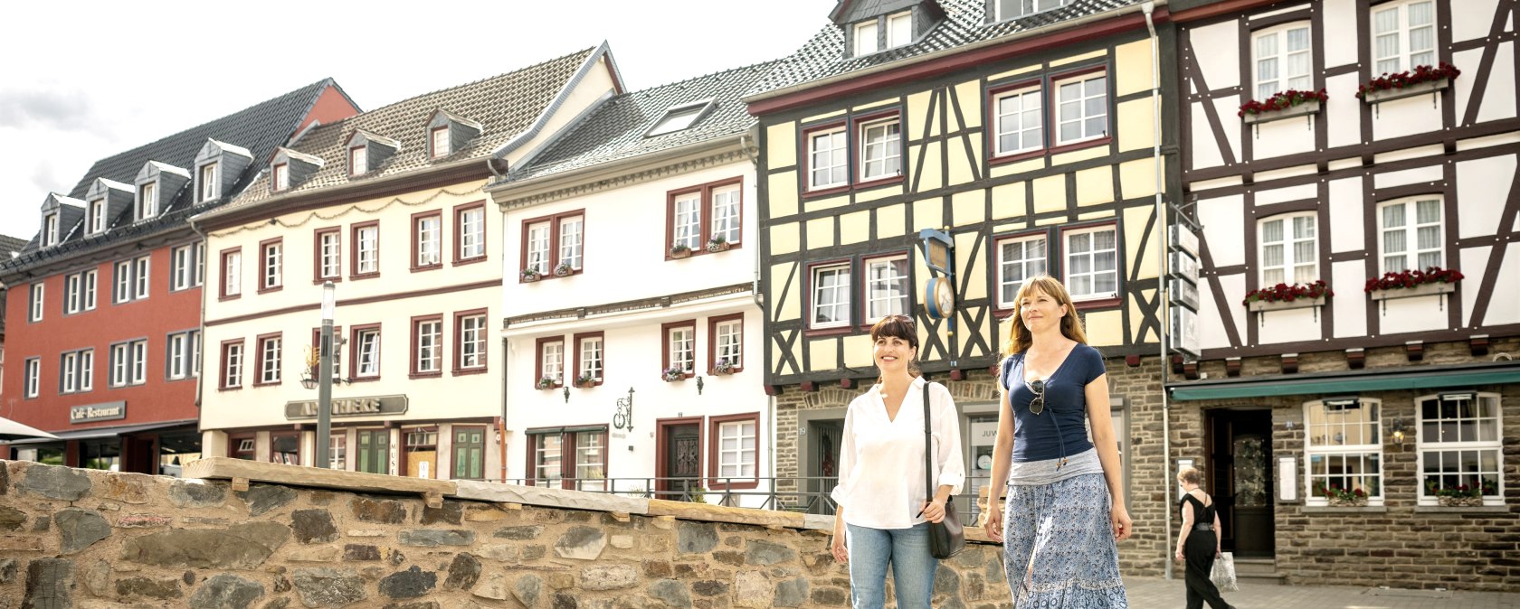 City stroll in the Bad Münstereifel City Outlet, © Eifel Tourismus GmbH, Dominik Ketz City stroll in the Bad Münstereifel City Outlet, © Eifel Tourismus GmbH, Dominik Ketz
