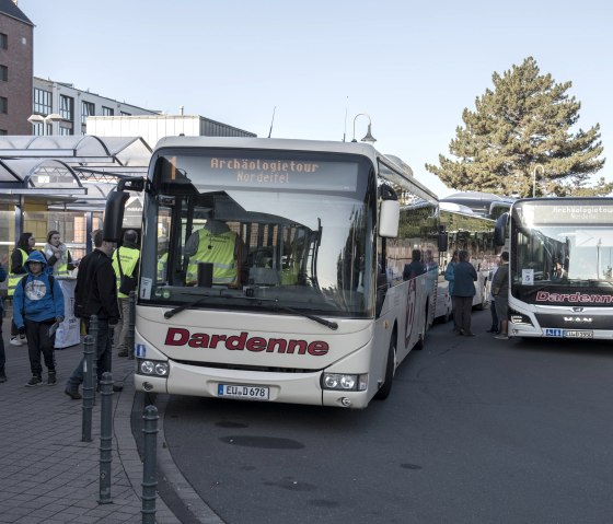 Busexkursion Archäologietour, © LVR-Amt für Bodendenkmalpflege - Marcel Zanjani Busexkursion Archäologietour, © LVR-Amt für Bodendenkmalpflege - Marcel Zanjani