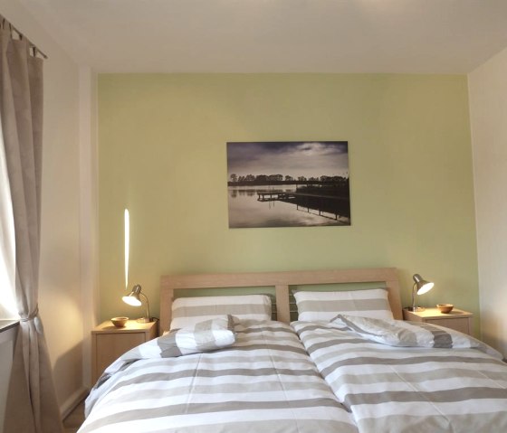 Zimmer Seeblick m. eig. Bad und Kinderbett1, © Ewert Zimmer Seeblick m. eig. Bad und Kinderbett1, © Ewert