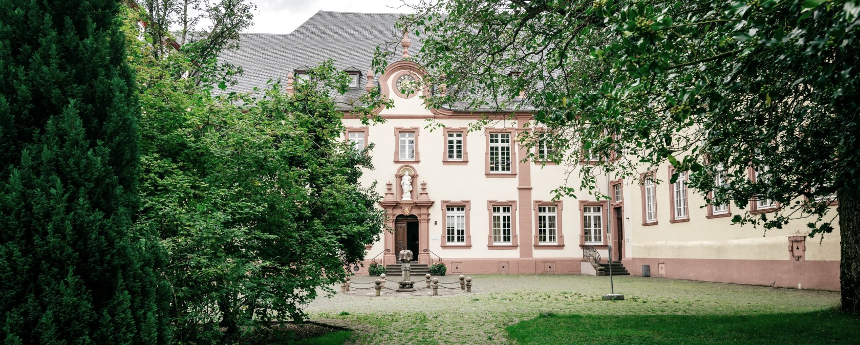 Ein Blick hinter Klostermauern, © Paul Meixner Ein Blick hinter Klostermauern, © Paul Meixner
