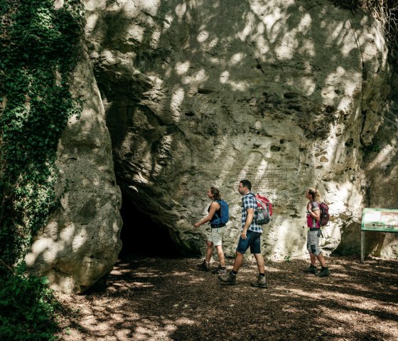 Wanderer an der Kakushöhle, © Paul Meixner Wanderer an der Kakushöhle, © Paul Meixner