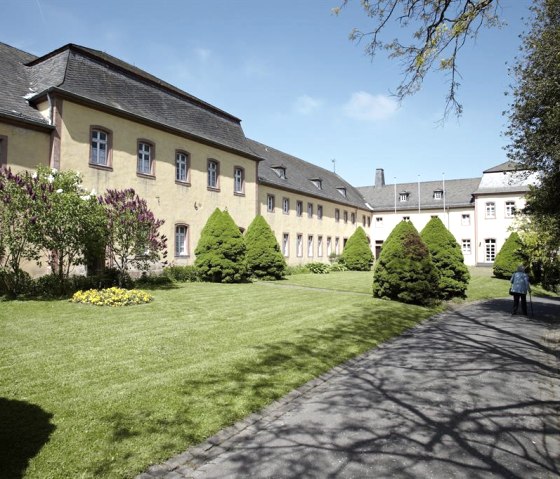 Kloster Steinfeld Innenhof, © Nordeifel Tourismus GmbH & Gästehaus Kloster Steinfeld Kloster Steinfeld Innenhof, © Nordeifel Tourismus GmbH & Gästehaus Kloster Steinfeld