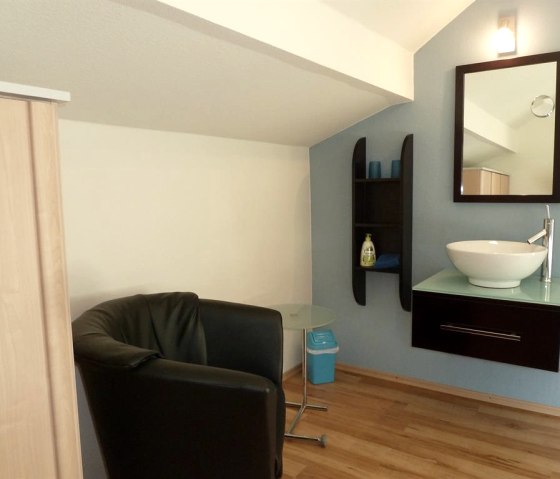 Zimmer Eulennest mit mod. Waschtisch1, © Ewert Zimmer Eulennest mit mod. Waschtisch1, © Ewert