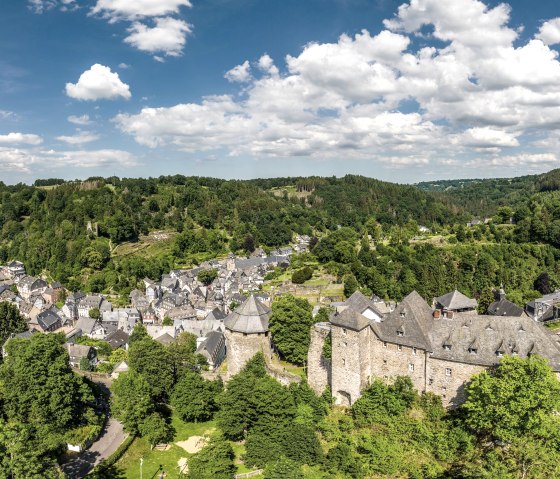 Blick auf Monschau mit Burg, © Eifel Tourismus GmbH, Dominik Ketz Blick auf Monschau mit Burg, © Eifel Tourismus GmbH, Dominik Ketz