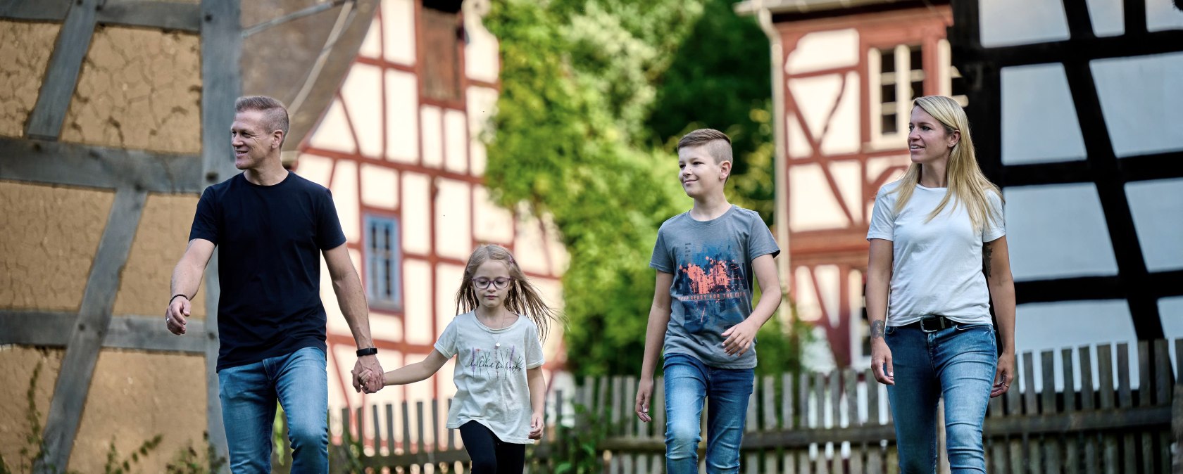 Unterwegs mit Kindern im Freilichtmuseum Kommern, © Dr. Nils Nöll Unterwegs mit Kindern im Freilichtmuseum Kommern, © Dr. Nils Nöll