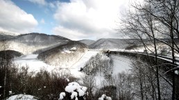 Urftstaumauer im Winter, © Janssen & De Kievith Fotografie Urftstaumauer im Winter, © Janssen & De Kievith Fotografie