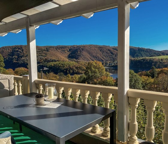 Ausblick, © Das Ferienhaus überzeugt durch die geschmackvolle und sehr gute Ausstattung. Ein Schlafzimmer mit Doppelbett und ein weiteres mit zwei Einzelbetten befinden sich im Obergeschoss. Es sind zwei Bäder vorhanden, sowie eine Sauna mit Duschbereich. Die Küche ist komplett ausgestattet. Ausblick, © Das Ferienhaus überzeugt durch die geschmackvolle und sehr gute Ausstattung. Ein Schlafzimmer mit Doppelbett und ein weiteres mit zwei Einzelbetten befinden sich im Obergeschoss. Es sind zwei Bäder vorhanden, sowie eine Sauna mit Duschbereich. Die Küche ist komplett ausgestattet.