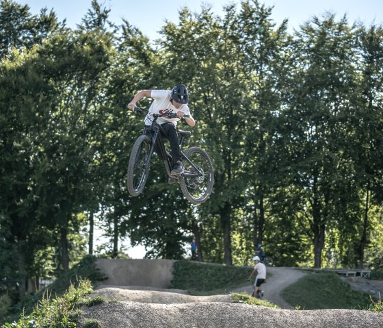 Stunt mit dem Mountainbike, © Eifel Tourismus GmbH, Dennis Stratmann Stunt mit dem Mountainbike, © Eifel Tourismus GmbH, Dennis Stratmann