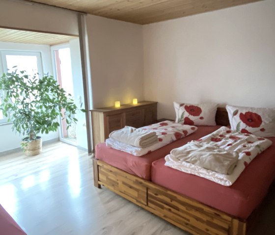 Schlafzimmer mit Doppelbett, © Ferienwohnung Buchenzauber Schlafzimmer mit Doppelbett, © Ferienwohnung Buchenzauber