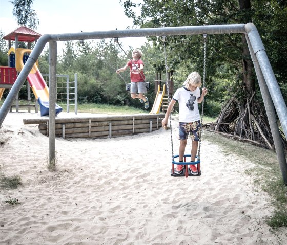 Schaukeln auf dem Wladspielplatz, © Grünmetropole - Dennis Stratmann Schaukeln auf dem Wladspielplatz, © Grünmetropole - Dennis Stratmann