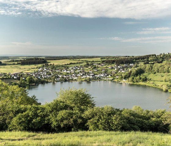 Blick auf das Schalkenmehrener Maar, © Eifel Tourismus GmbH, Dominik Ketz Blick auf das Schalkenmehrener Maar, © Eifel Tourismus GmbH, Dominik Ketz