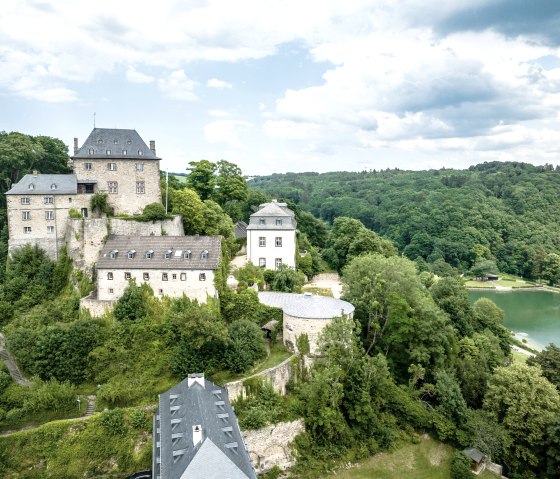 Burg Blankehiem thront über dem Ort, © Eifel Tourismus GmbH, Dennis Stratmann - finanziert durch REACT-EU Burg Blankehiem thront über dem Ort, © Eifel Tourismus GmbH, Dennis Stratmann - finanziert durch REACT-EU