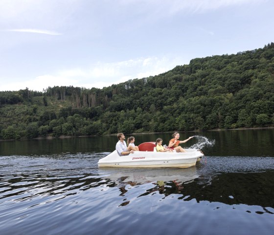 Pedal boating on the Obersee, &copy; Eifel Tourismus GmbH, Tobias Vollmer