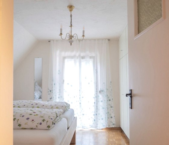 Schlafzimmer mit Doppelbett, &copy; Ron Larmann