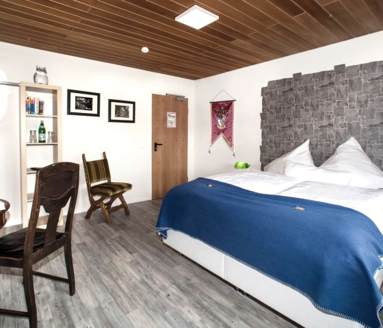 Blick ins Doppelzimmer, &copy; Katryn Kaufmann - Hinter den Spiegeln