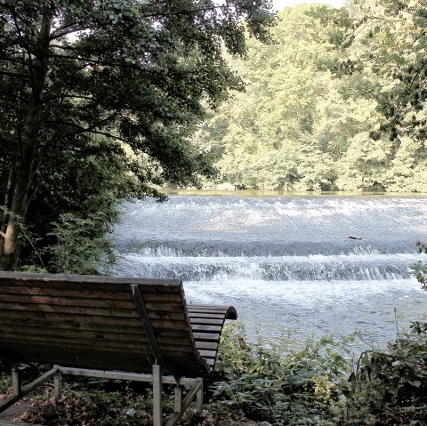 Auszeit an der Rur mit kleinem Wasserfall, © Rureifel-Tourismus e.V.