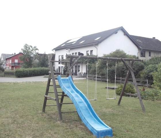 Spiel und Liegewiese, &copy; Nordeifel Tourismus GmbH & Franzenhof, Ferienwohnungen