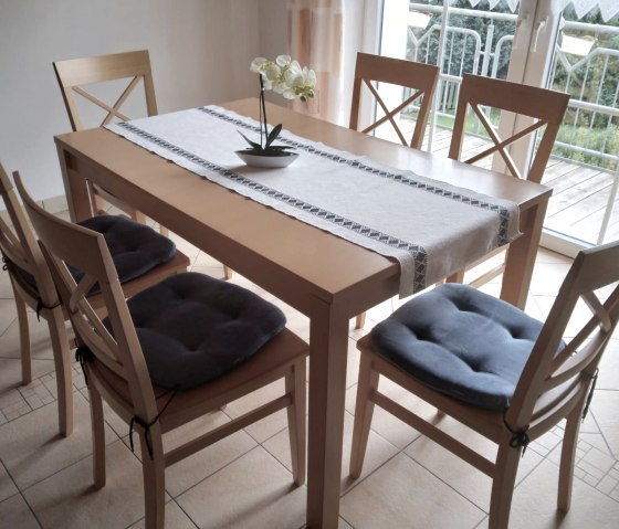 Essbereich mit Weitsicht &uuml;ber das Wildenburger L&auml;n, &copy; Nordeifel Tourismus GmbH & Ferienhaus Paul Steffens