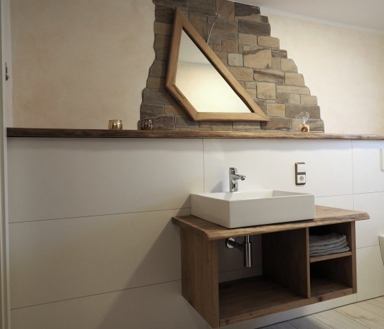 L&auml;ndlich-modernes Wellness-Bad, &copy; Elke Greven & Nordeifel Tourismus GmbH