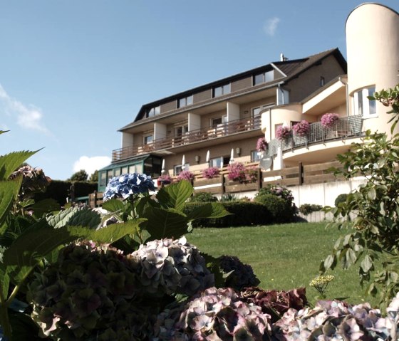 View from the garden to the hotel, © seeblick-eifel.de