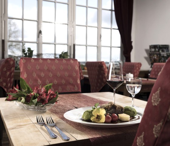 Restaurant, &copy; Nordeifel Tourismus GmbH & Burghaus und Villa Kronenburg
