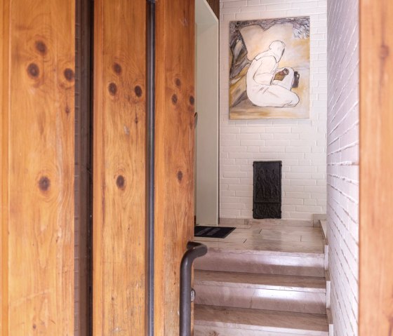 The entrance to the house, &copy; Ron Larmann