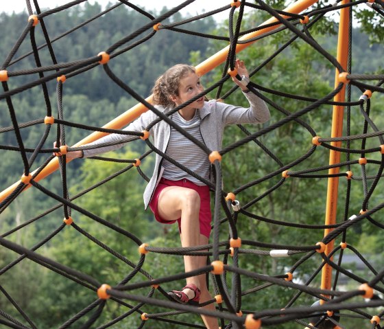 Klettern auf der Kletterpyramide, &copy; Eifel Tourismus GmbH, Tobias Vollmer