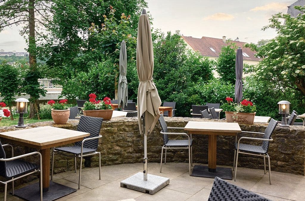 Schöne Sommerterrasse der Burg Rittersdorf