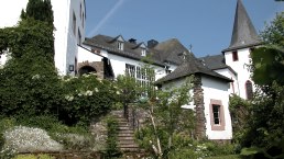 Außenansicht Restaurant, © Nordeifel Tourismus GmbH & Burghaus und Villa Kronenburg