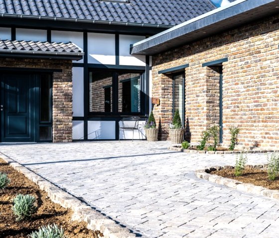 Innenhof Landhaus Bachgl&uuml;ck, &copy; Nordeifel Tourismus GmbH & Landhaus Bachgl&uuml;ck