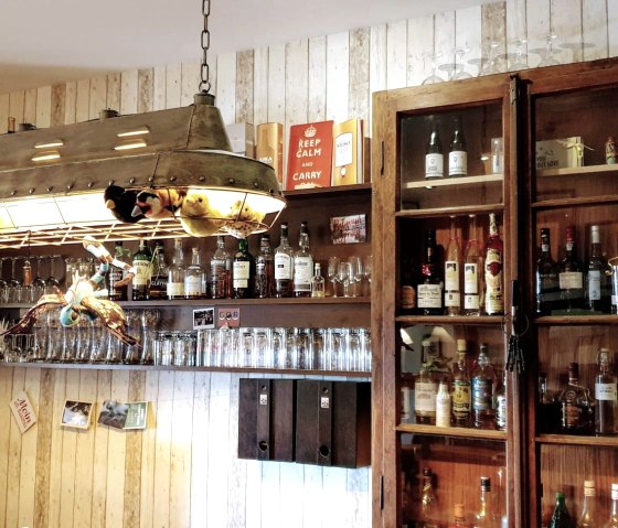 Bar, &copy; Katryn Kaufmann - Hinter den Spiegeln