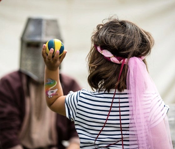 Kleine Rittersfrau beim Dosenwerfen, © Mike Goehren