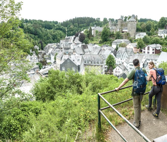 Aussichtspunkt "Halver Mond" &uuml;ber Monschau, &copy; Eifel Tourismus GmbH, Dominik Ketz