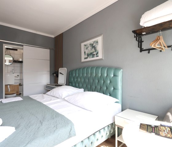 Schlafzimmer mit Doppelbett, &copy; Hotel Green Seeblick