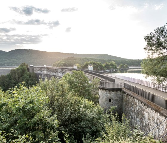 Der Wanderweg Wasserlandroute f&uuml;hrt &uuml;ber die Urftstaumauer, &copy; Eifel Tourismus GmbH/D. Ketz