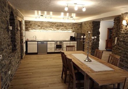 Esszimmer mit offener K&uuml;che, &copy; Nordeifel Tourismus GmbH & Schmugglerhaus