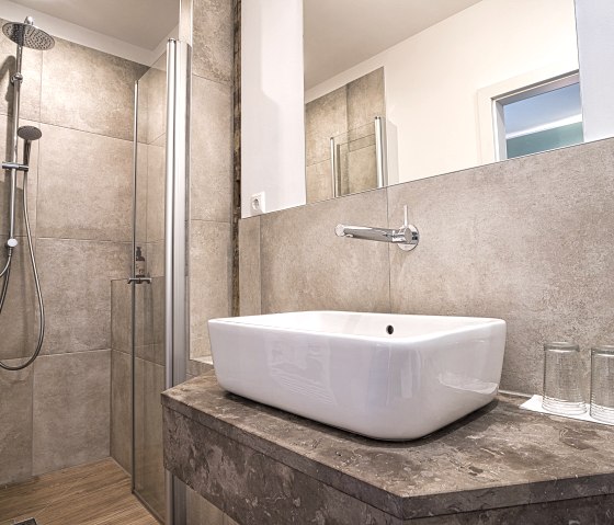 Bathroom double room comfort, © Nordeifel Tourismus GmbH & Boutique Hotel LANDHAUSZEIT