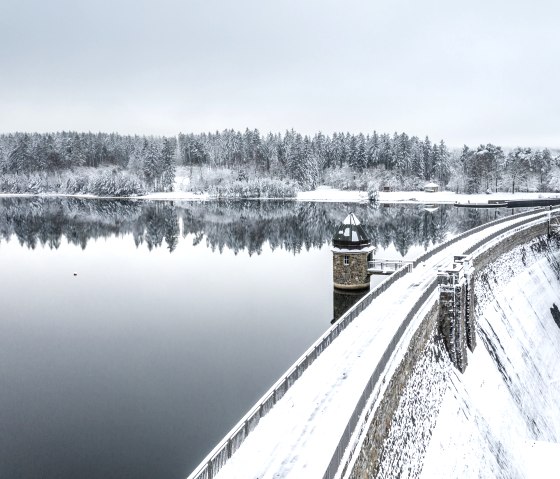 Die Dreil&auml;gerbachtalsperre an der Struffeltroute im Winter, &copy; Eifel Tourismus GmbH, D. Ketz